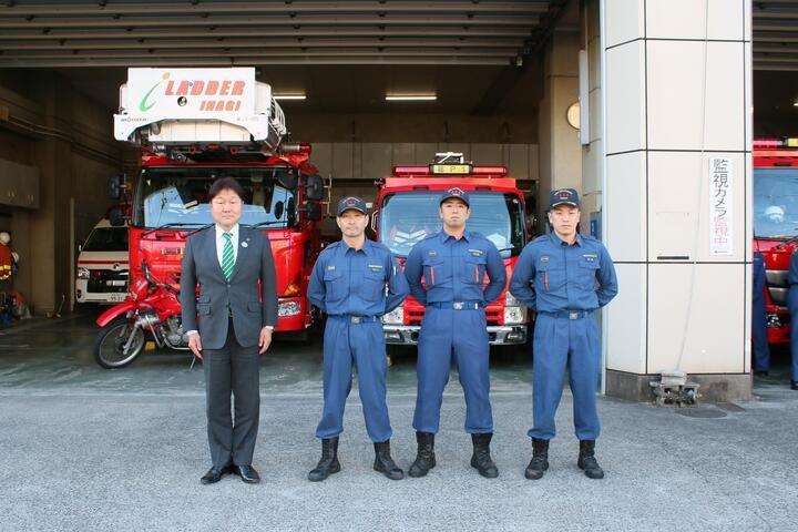 高橋市長と緊急消防援助隊第二次派遣隊員　画像