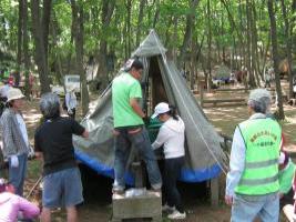 画像　稲城ふれあいの森でのテント設営作業