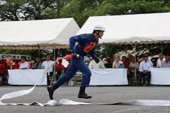 写真:ホース延長の様子