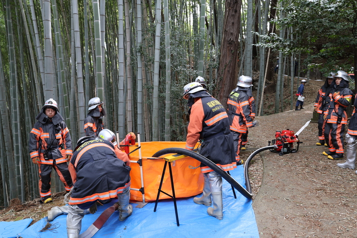 写真：中腹地での可搬ポンプによる中継隊形訓練
