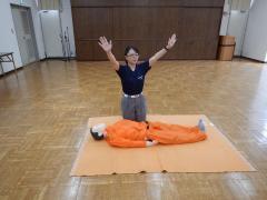 写真:大声で助けを呼ぶ様子