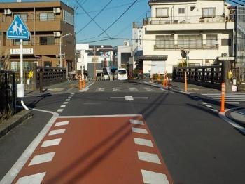写真:減速マークやカラー舗装、ポストコーン