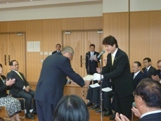 写真：市政功労者の表彰の様子
