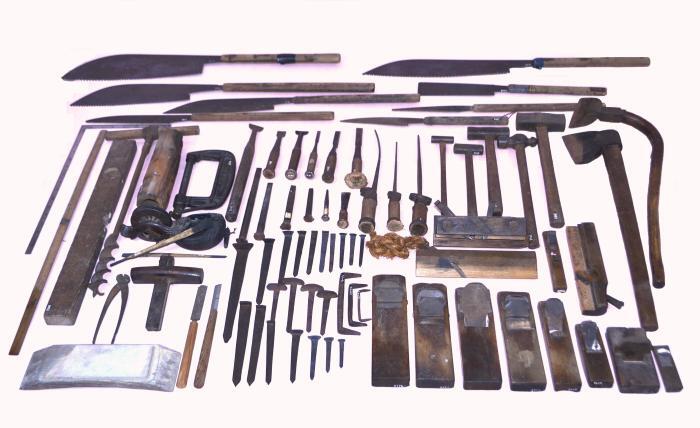写真：多摩川中流域の船大工用具