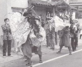 写真:地域の中を練り歩く獅子
