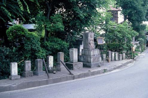 写真:旧道沿いに並ぶ馬頭観世音塔