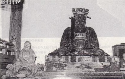 写真:閻魔王坐像と奪衣婆像