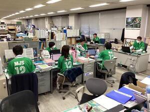 写真：ヴェルディのシャツを着ている市役所職員
