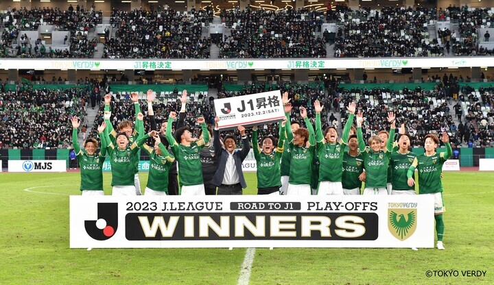 写真：J1リーグへの昇格を決め歓喜する東京ヴェルディ