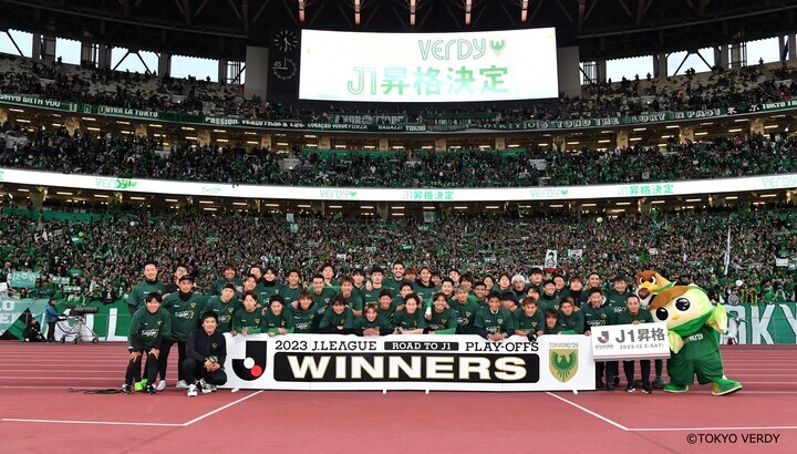 写真：東京ヴェルディJ1昇格決定　記念撮影