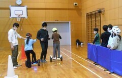 写真：セグウェイに乗る様子