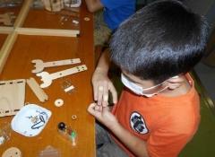 写真：科学実験教室に参加している子ども