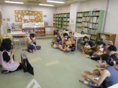 写真：みんなで遊んでいる様子
