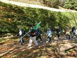 写真：歩こう会で歩いている様子
