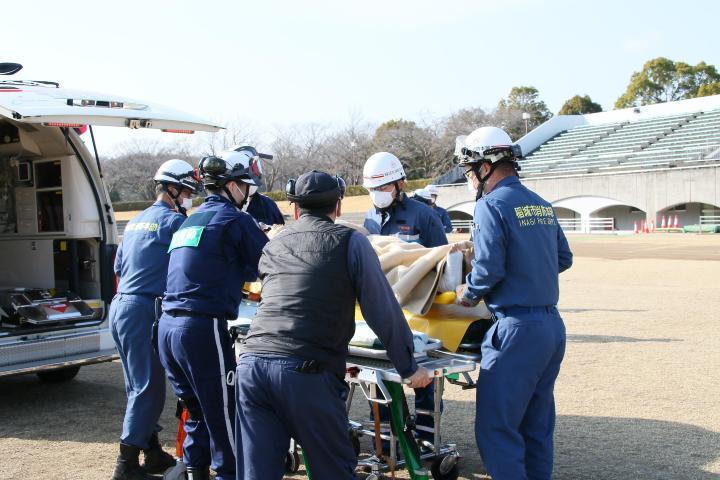 写真：稲城市消防本部からドクターヘリへ患者の引き継ぎ