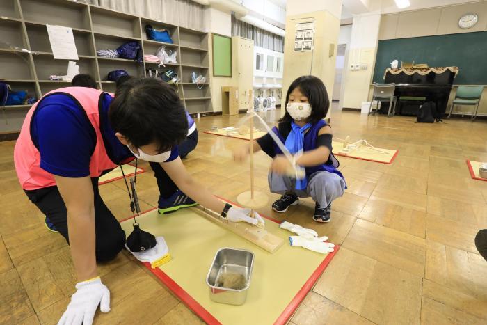 写真:火起こし体験の様子