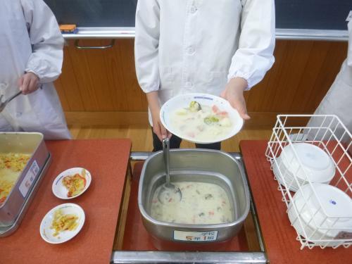 写真：配膳の様子1