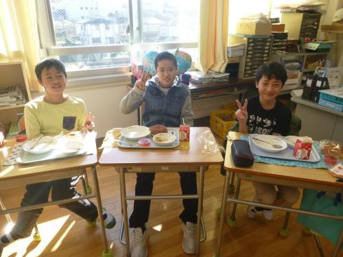 写真：給食時間の様子1