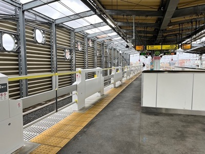 稲城長沼駅1番線にホームドアが設置されました