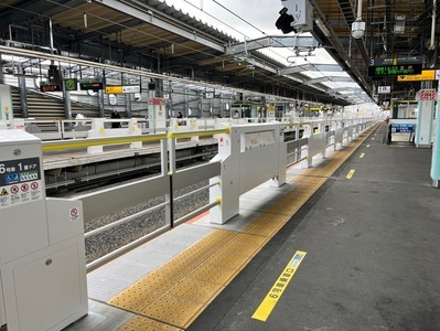 稲城長間駅3番線にホームドアが設置されました。