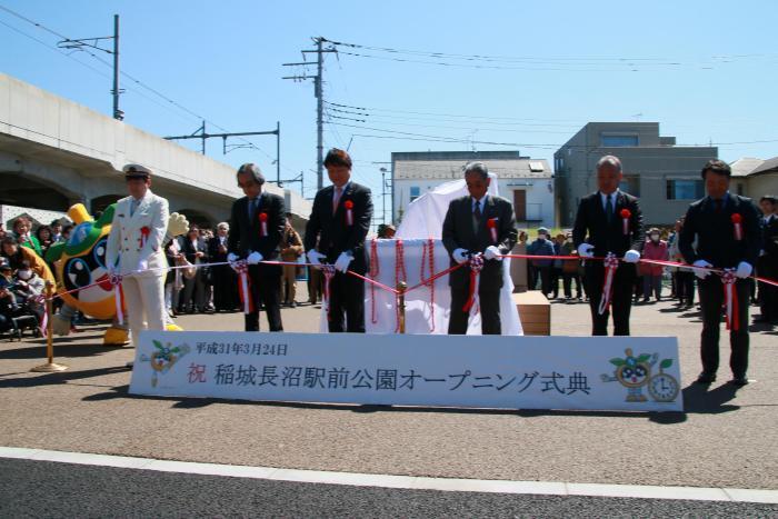 写真：稲城長沼駅前公園オープニング式典の様子1
