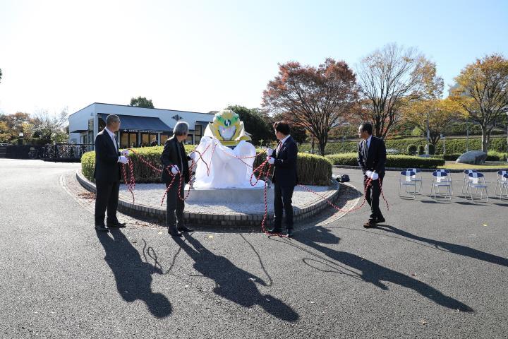 写真:除幕式の様子