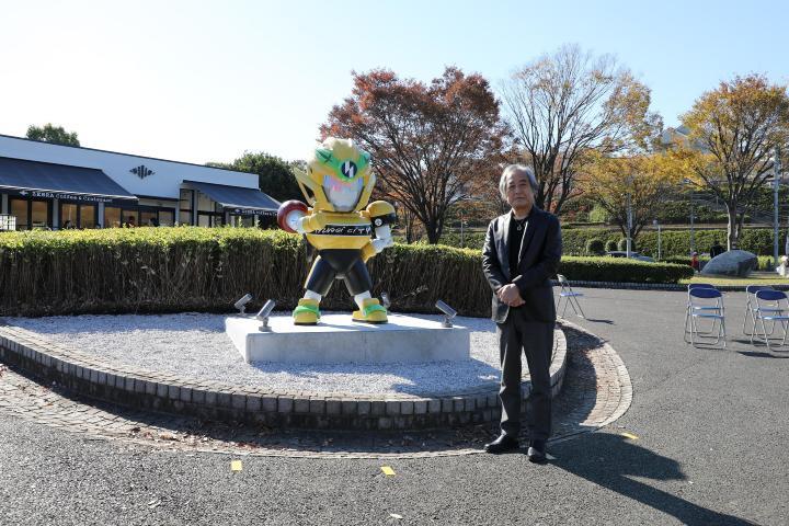 写真:大河原邦男氏と稲城市オリジナルキャラクターのモニュメント