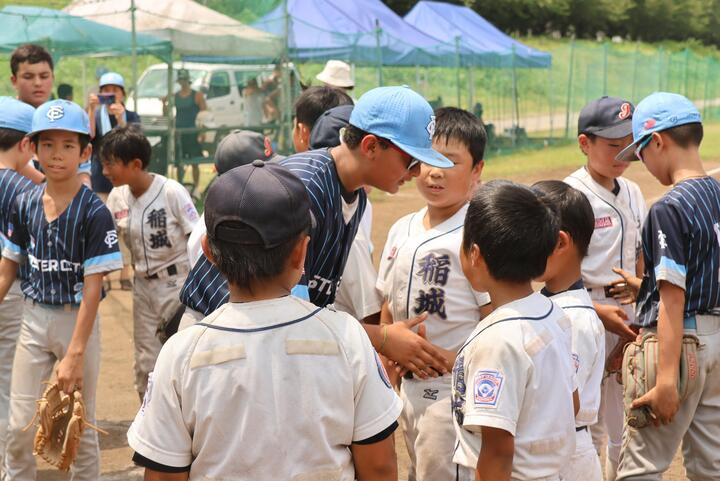 写真:試合終了後の握手