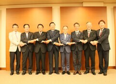 写真:8市の市長たちによる握手の様子