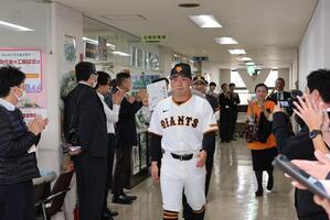 写真:お見送りの様子