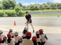 写真：巨人軍小学校訪問