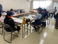 写真:ポスター作成の様子