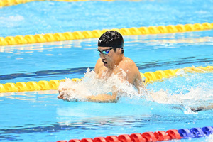 写真:競泳中の柳沢選手1