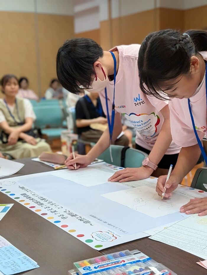 写真：発表ボード作成の様子3