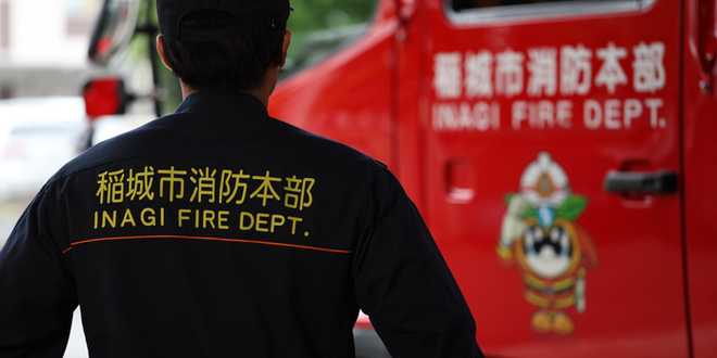 图片：稲城市消防总部的队员和车辆