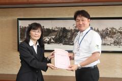 照片:伊藤会长(左)和高桥市长(右)