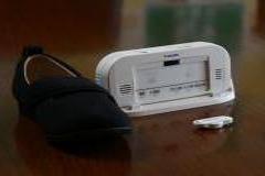 照片:监护标签、专用鞋、传感器