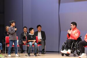 照片:七野选手与若叶台小学生