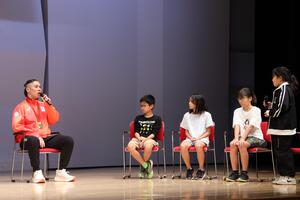 照片:萩原选手和长峰小学生