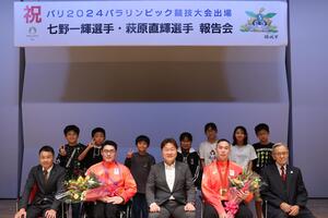 照片:市长、来宾和儿童的合影