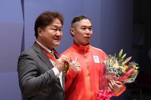 照片:市长与萩原选手