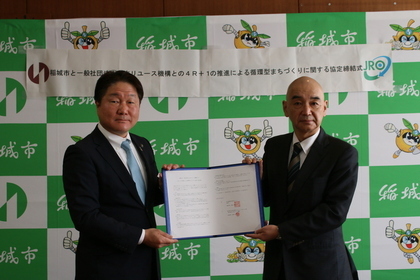 签署协议书的稲城市市长高桥（左）与日本再利用机构波多部代表理事（右）