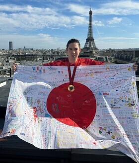 Photo: Player Hagiwara holding the Hinomaru flag