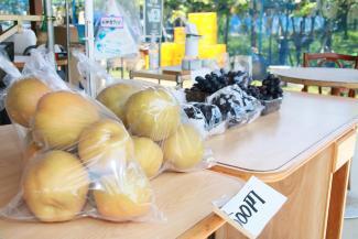 Photo: Sales of pears and grapes