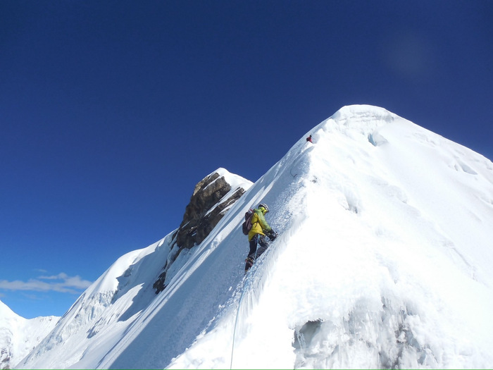 Photo of setting up ropes towards the summit