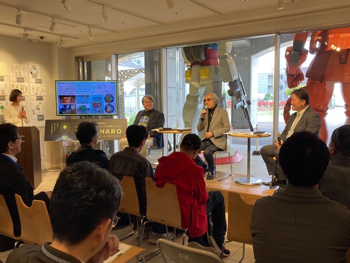 Scenes from the "Hello Hallo" Presentation