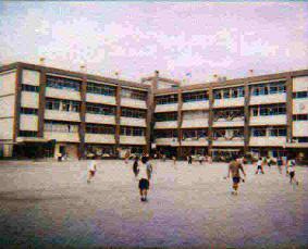 Foto: Vista exterior de la Escuela Primaria de Inagi Tercera