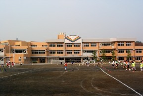 Foto: Exterior de la escuela primaria Hirao
