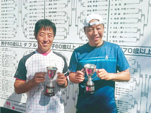 Foto: Sr. Ota sosteniendo un trofeo