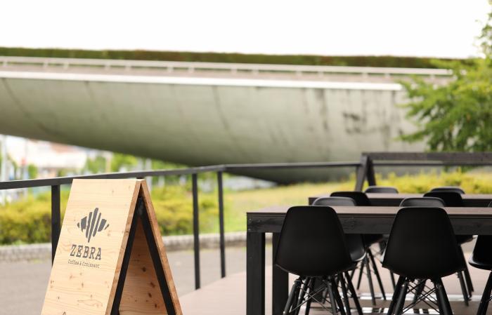 Foto: Asientos en la terraza y Puente de la Ballena